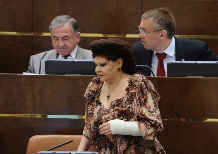 Ruska političarka opet je hit: Zbog frizure koja prkosi gravitaciji dobila titulu Bondove negativke, nekoć je bila junakinja nacije