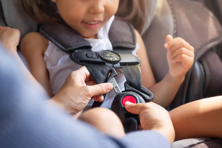Stavite naljepnicu na autosjedalicu vašeg djeteta s njegovim imenom, datumom rođenja i kontaktima za hitne slučajeve koji nisu njihovi mama i tata. Također, navedite sve ozbiljne alergije. Ako ste onesposobljeni u nesreći, beba će biti prevezena u autosjedalici do hitne pomoći. Mora se znati tko je beba i tko može odgovoriti na pitanja o njoj. Razlog zbog kojeg se traži kontakt osim mame i tate je taj što su oni ti koji će najvjerojatnije biti u nesreći s bebom.