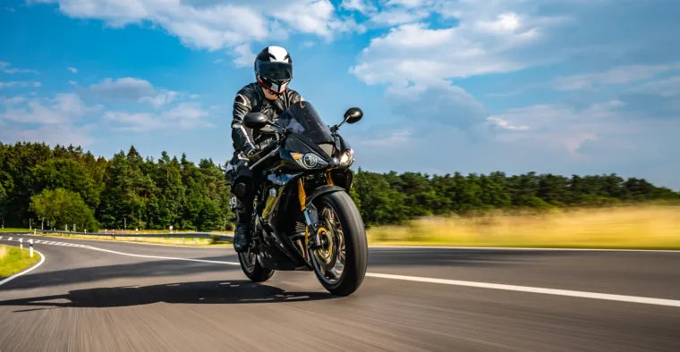 Ako osoba padne s motocikla/skutera i nađete je bez svijesti, nemojte joj skidati kacigu. Nikad ne znate kakvu ozljedu glave ima i skidanje kacige može pogoršati stanje.