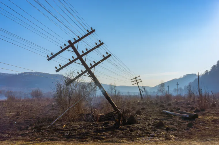 U slučaju katastrofe, držite se podalje od oborenih električnih vodova! Ne hodajte pored njih ulicom. Poznato je da ubijaju.