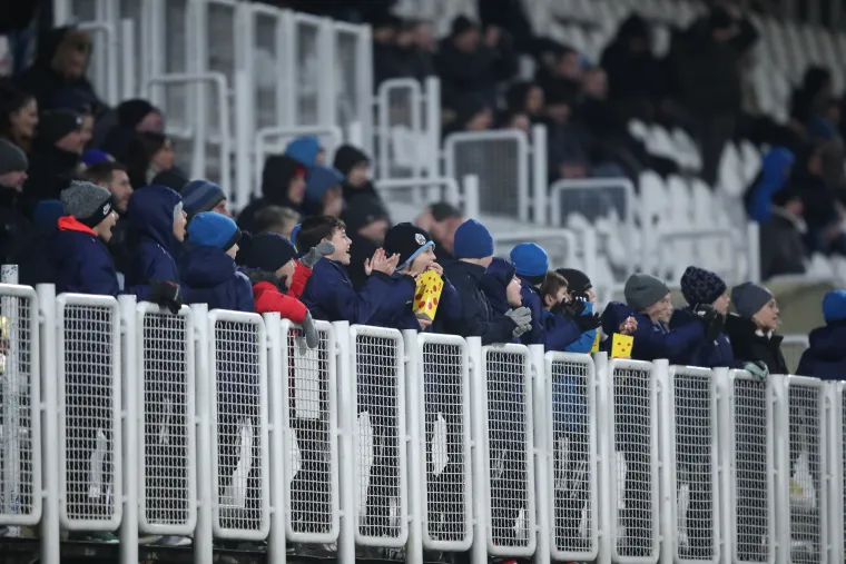 5. mjesto (Lokomotiva) - Klub koji također nema svoje navijače, ali već godinama drži konstantu u HNL-u. Najčešće preko malih ekrana možemo vidjeti kako djeca stoje uz ogradu i podržavaju Lokose u susretima na domaćem igralištu. Njihov prosjek je 3085 gledatelja po utakmici.
