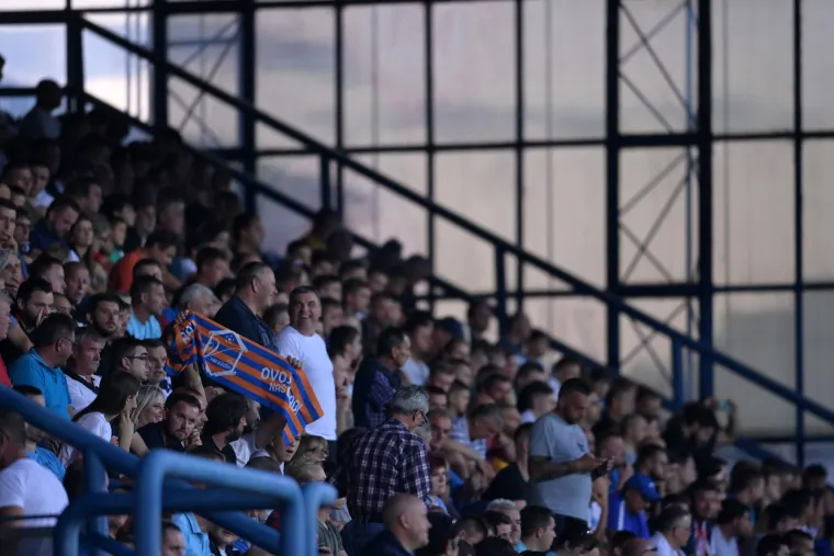 4. mjesto (Varaždin) - Klub iza kojeg stoji cijeli grad i koji ima svoju dušu. Ove sezone su hit momčad prvenstva nakon što su ispali u drugi rang natjecanja te ekspresno izborili promociju u najviši rang hrvatskog nogometa. Prosjek prisutnih na stadionu je 3925 nakon dvanaest odigranih kola.