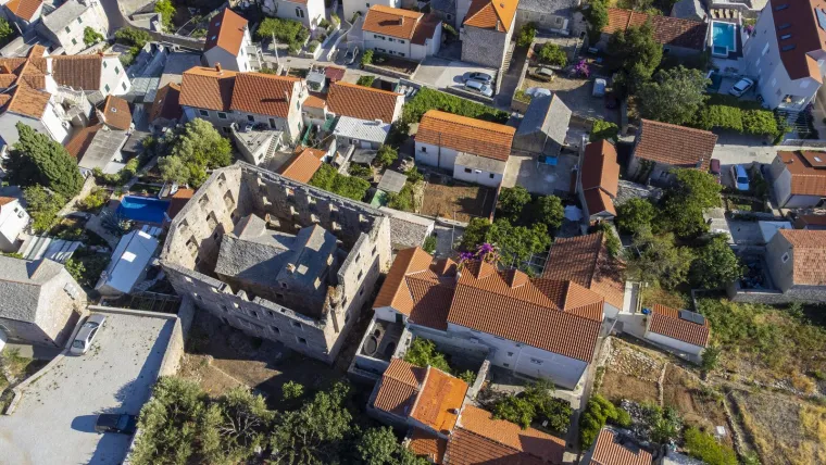 Priča o neobičnoj građevini na Bolu počela kada su se trojica braće oženili trima Španjolkama: Sve je završilo tragedijom