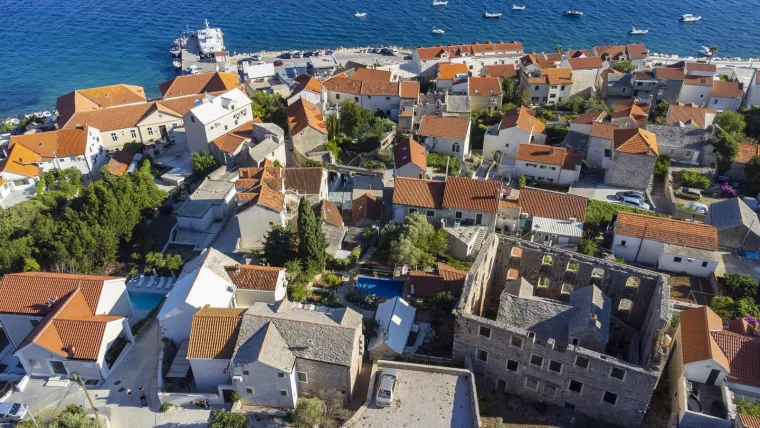 Priča o neobičnoj građevini na Bolu počela kada su se trojica braće oženili trima &Scaron;panjolkama: Sve je zavr&scaron;ilo tragedijom