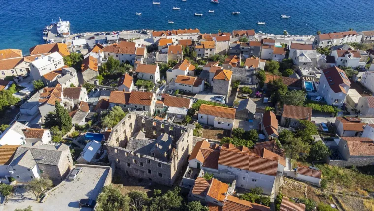 Priča o neobičnoj građevini na Bolu počela kada su se trojica braće oženili trima &Scaron;panjolkama: Sve je zavr&scaron;ilo tragedijom