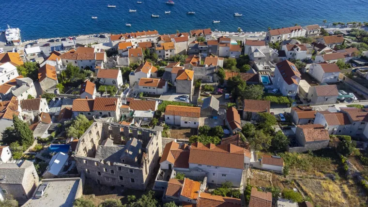 Priča o neobičnoj građevini na Bolu počela kada su se trojica braće oženili trima &Scaron;panjolkama: Sve je zavr&scaron;ilo tragedijom