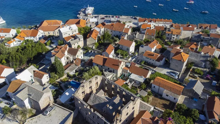 Priča o neobičnoj građevini na Bolu počela kada su se trojica braće oženili trima &Scaron;panjolkama: Sve je zavr&scaron;ilo tragedijom