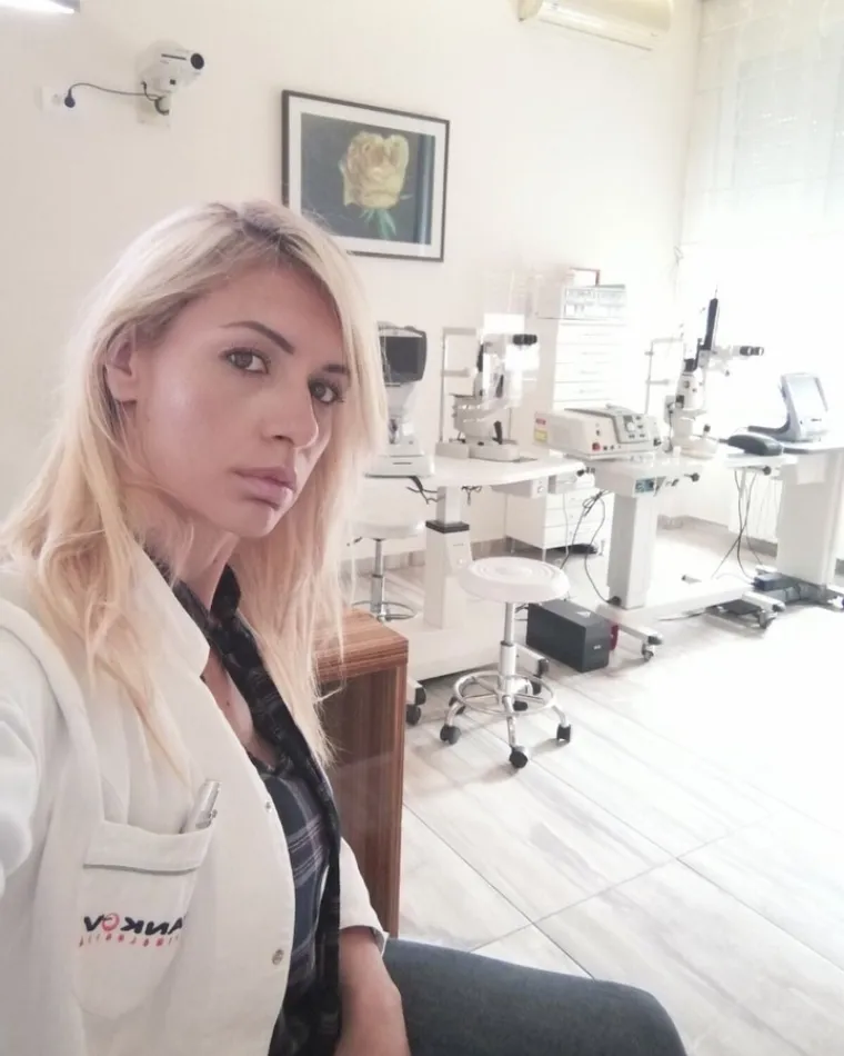 2. I crvenilo može biti znak opasne bolesti: Bolovi u oku, grebanje, pojačano suzenje, osobito ako se jave iznenada ili su samo na jednom oku, također su razlozi za posjet oftalmologu. Ponekad čak i mali beznačajni simptomi mogu ukazivati na ozbiljnu bolest.  &quot;Crvenilo oka je vidljiva upala jer zahvaća bijeli dio oka, odnosno bjeloočnicu, gdje se jasno vidi svaka proširena kapilara.&quot; Najčešća upala koja uzrokuje crvenilo očiju je konjunktivitis, odnosno upala spojnice. Upale oka poput upale rožnice, šarenice, također su praćene crvenilom oka, no u ovom slučaju crvenilo je znatno ozbiljniji simptom nego kod konjuktivitisa. Crveno oko nastaje i kao posljedica krvarenja ispod očne jabučice, to je česta pojava koja može jako uplašiti bolesnika. U većini slučajeva to je upadljiva, ružna, ali bezopasna pojava&quot;, kaže ona.
