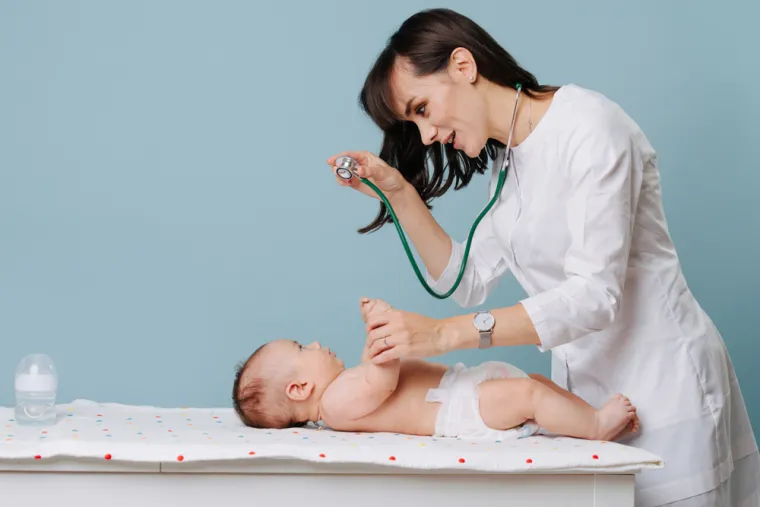 4. Očni pregled beba:  Filipović ističe da je očni pregled posebno važan za djecu. Neke bolesti se vide u prvim danima nakon rođenja. Bebe do trećeg ili četvrtog mjeseca mogu povremeno osjetiti neravnotežu u koordinaciji očnih mišića, što smatramo normalnim. No, ako se i nakon tog razdoblja jedno ili oba oka djeteta okrenu prema nosu ili prema van, potrebno ga je odvesti na očni pregled, ističe ona. Dodaje kako postoje razne vrste strabizma koji se javljaju u ranoj dobi. &quot;Imamo skupinu strabizma koja je urođena i praktički prisutna pri rođenju. Rano stečeni strabizam javlja se nakon šestog mjeseca života, a postoje strabizmi koji se javljaju u najranijoj dobi nakon prve ili druge godine života&quot;, kaže ona.
