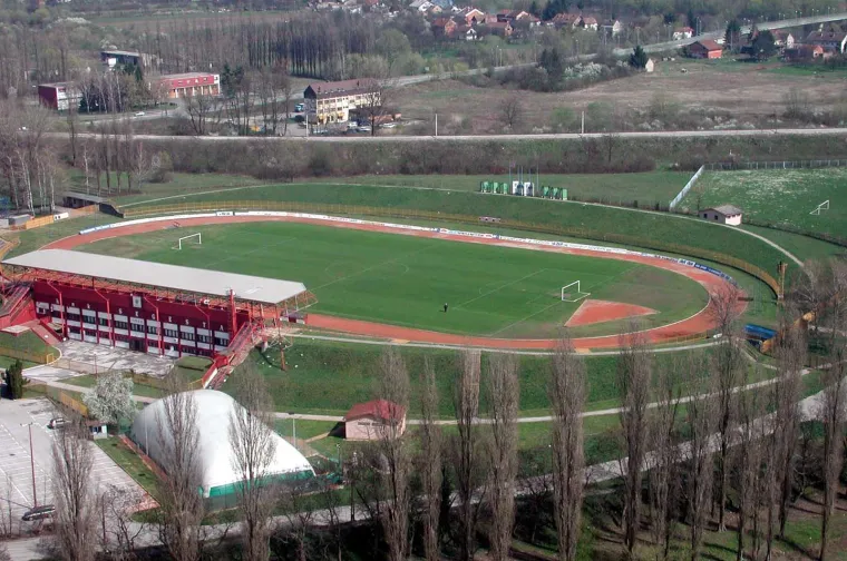 11. Gradski stadion Segesta (8 000) - Kao i zdanja u Velikoj i Čakovcu i stadion u Sisku ima sličan kapacitet od čega nisu sve sjedeća mjesta. Dom je nekadašnjeg prvoligaša i najstarijeg kluba u Hrvatskoj - Segeste. Kultni sisački klub nastupa u 3. NL Centar gdje zauzimaju solidno šesto mjesto.