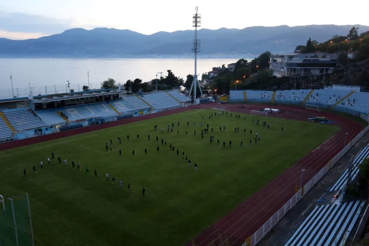 6. Stadion Kantrida (10 600) - Jedan od najimpresivnijih stadiona zbog mjesta na kojem je izgrađen. Zdanje je prepoznatljivo po tome što je građeno uz stijenu odmah do mora. Kantrida je desetljećima bila dom Rijeke sve dok se hrvatski prvoligaš preselio na novoizgrađenu Rujevicu. Danas ovdje nastupa NK Opatija koja je od ove sezone pala u treći rang hrvatskog nogometa.