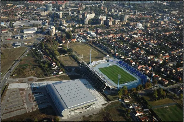 3. Gradski vrt (17 061) - Malo tko neće osjetiti nostalgiju kada jednom Pampas bude završen, a NK Osijek napusti svoj Gradski vrt. Lijepo zdanje koje je godinama služilo kao kulisa za velike dvoboje slavonskog prvoligaša uskoro odlazi u povijest s treće pozicije najvećih stadiona u Lijepoj našoj.