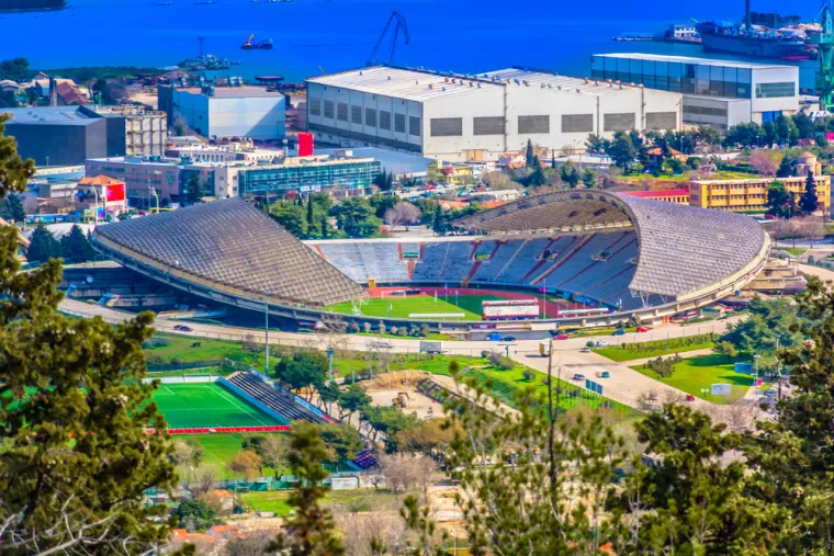 1. Gradski stadion Poljud (34 198) - Trenutno najveći kapacitet u Hrvatskoj ima Poljudska ljepotica otvorena 1979. godine za Mediteranske igre. Od tada je mjesto gdje svoje domaće utakmice igra Hajduk, a nakon višegodišnje pauze u posljednje vrijeme se počela na njemu pojavljivati i hrvatska reprezentacija. Nekoć je primao preko 50 000 ljudi no zbog sigurnosnih propisa UEFA-e već desetljećima može primiti nešto više od 34 tisuće gledatelja.