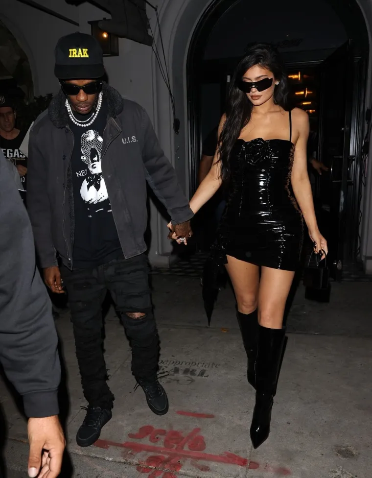 Kylie Jenner u crnoj kožnoj minici na dejtu sa svojim frajerom: Čvrsto ju je držao, jer tko je ovakvu ne bi ukrao?