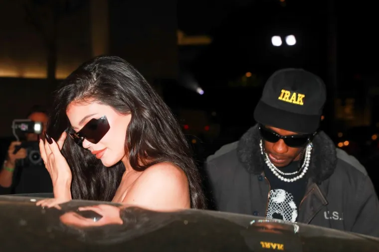 Kylie Jenner u crnoj kožnoj minici na dejtu sa svojim frajerom: Čvrsto ju je držao, jer tko je ovakvu ne bi ukrao?