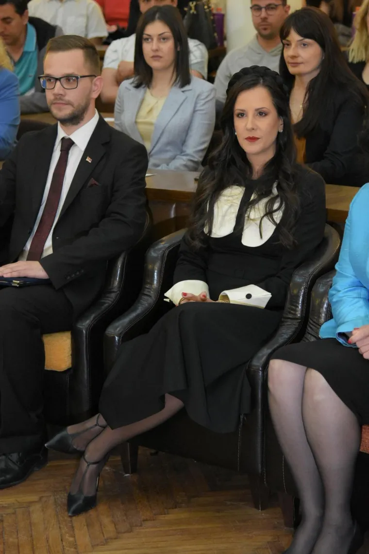 Inače, Tamara je Vučićeva druga žena i 2013. ih je pogodila teška obiteljska tragedija. Naime, tri dana prije planiranog porođaja, Tamara je izgubila dijete, djevojčicu koja se trebala zvati Neva. 