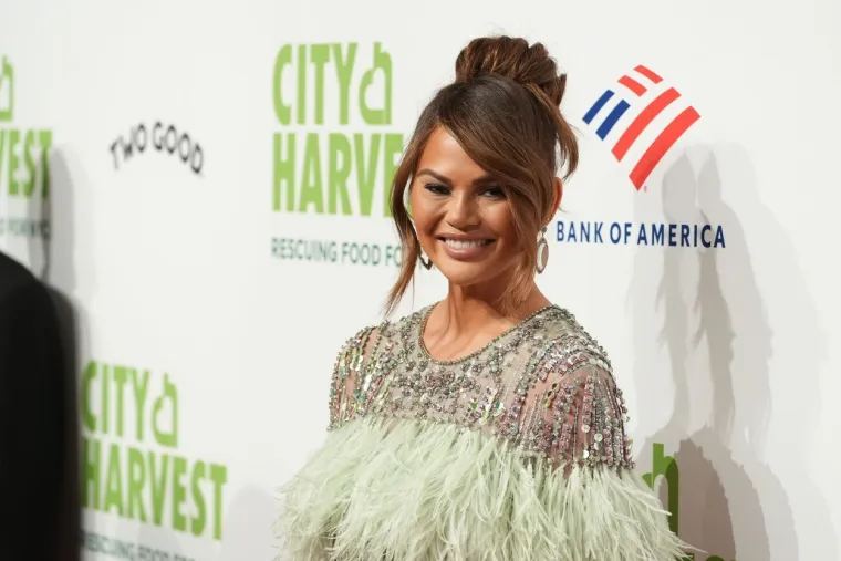 Manekenki Chrissy Teigen se nikada nije svidjela figura njezina tijela.  Otkrila je: “Ponekad sam plakala Johnu. Svi imaju guzu, obline, a ja ne. Ljubomorna sam na ta tijela.”