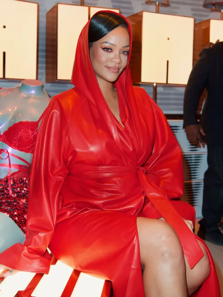 Pjevačica Rihanna ima puno problema s kožom. Pigmentacija, razbarušeni brkovi od sunca, a o mrljama da i ne govorimo, zadaju joj glavobolju. Bio joj je i izazov prihvatiti svoje tijelo. Priznaje da se ponekad osjeća &quot;debelo&quot; i želi ono što &quot;drugi imaju&quot;.