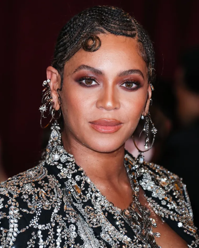 Diva Beyonce ne voli svoje uši i zato uvijek nosi velike naušnice. Također, muči ju i oblik tijela kojeg ima: &quot;Nisam prirodno mršava žena. Imam obline. Mučila sam se s dijetama i pronalaženjem nečega što mi odgovara&quot;. 