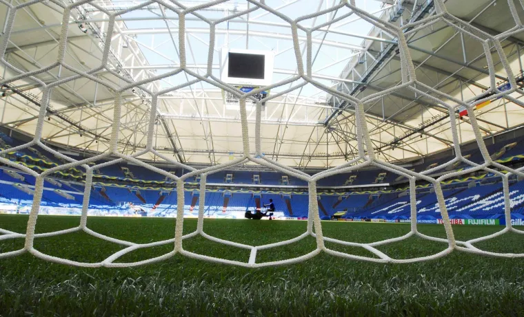 Riječ je o ultramodernom multifunkcionalnom zdanju otvorenom 2001. godine. Izgradnja je koštala ogromnih 191 milijun eura, a uz prvi pomični krov preko cijelog stadiona u Bundesligi pod njegovom se kupolom kriju mnoga čuda.