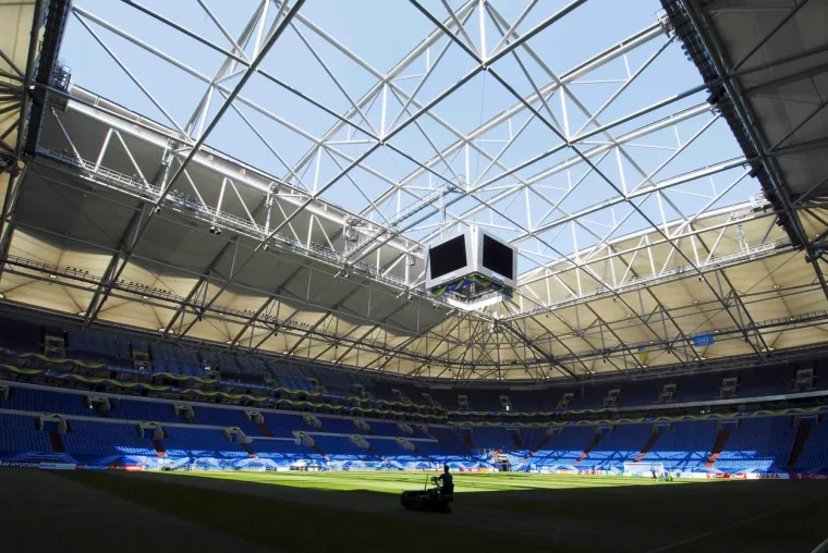Tako na primjer, travnjak mogu tračnicama izvesti sa stadiona kako ga se ne bi oštetilo tijekom održavanja koncerta, a osim nogometnih utakmica u njoj su se u posljednjih dvadeset godina održavala natjecanja u Speedwayu, hokeju na ledu i pikadu. Ne zaboravimo da su se na tadašnjoj AufSchalke Areni 2006. godine odigravale i utakmice Svjetskog prvenstva. 