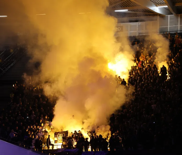 Interventni policajac ozlijeđen u kaosu na stadionu u Londonu: 'Belgijski huligani htjeli su provaliti na domaći sektor, jedva su ih zaustavili'