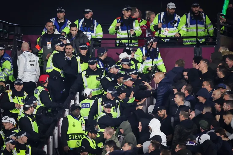 Interventni policajac ozlijeđen u kaosu na stadionu u Londonu: 'Belgijski huligani htjeli su provaliti na domaći sektor, jedva su ih zaustavili'