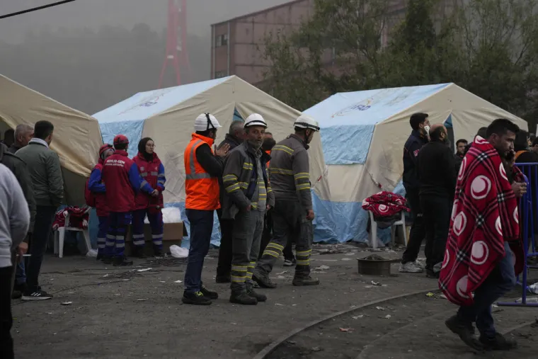 Prizori užasa s mjesta strašne eksplozije: Poginulo je 40 ljudi, rodbina u očaju čeka vijesti