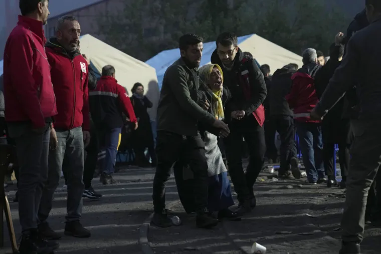 Prizori užasa s mjesta strašne eksplozije: Poginulo je 40 ljudi, rodbina u očaju čeka vijesti