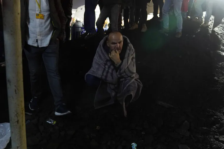 Prizori užasa s mjesta strašne eksplozije: Poginulo je 40 ljudi, rodbina u očaju čeka vijesti