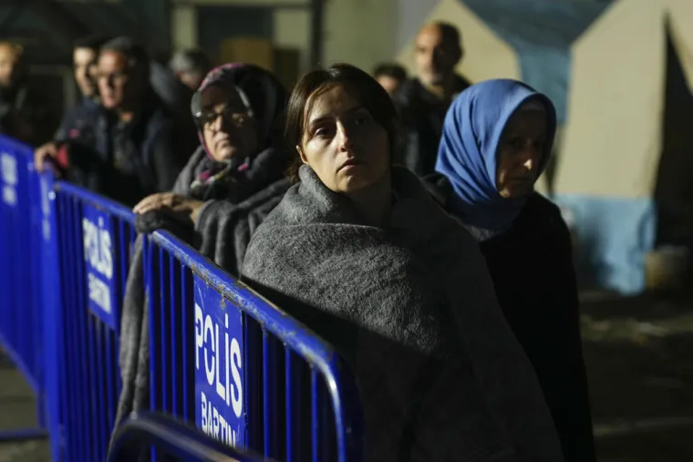 Prizori užasa s mjesta strašne eksplozije: Poginulo je 40 ljudi, rodbina u očaju čeka vijesti