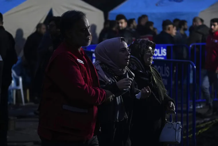 Prizori užasa s mjesta strašne eksplozije: Poginulo je 40 ljudi, rodbina u očaju čeka vijesti