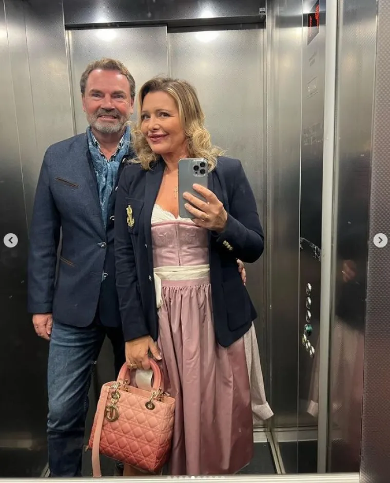Sneki 'baca' a na seksi dindrlicu u haljini duboko opasnog dekoltea, u njoj je otišla po pivo: 'Sve si bolja i bolja'