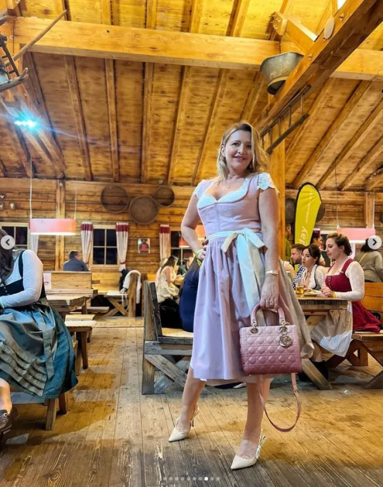 Sneki 'baca' a na seksi dindrlicu u haljini duboko opasnog dekoltea, u njoj je otišla po pivo: 'Sve si bolja i bolja'