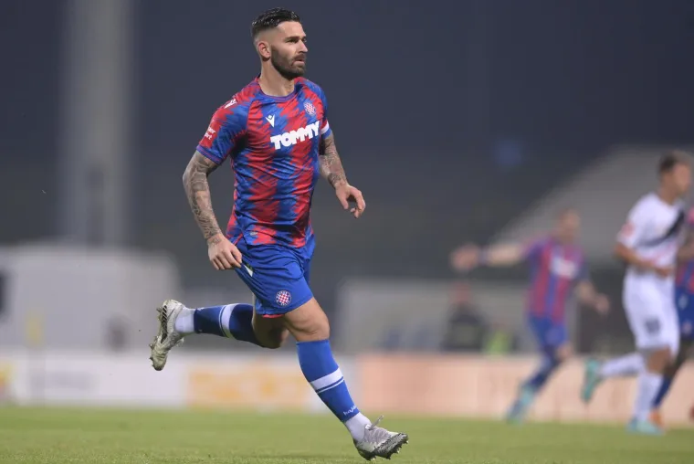 Prizor koji se rijetko viđa na hrvatskim terenima. Pogledajte što su navijači radili Livaji dok je pucao penal