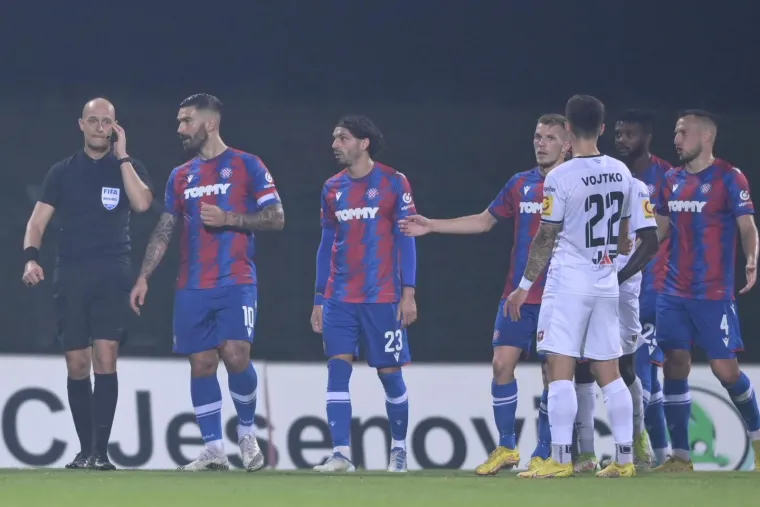 Prizor koji se rijetko viđa na hrvatskim terenima. Pogledajte &scaron;to su navijači radili Livaji dok je pucao penal