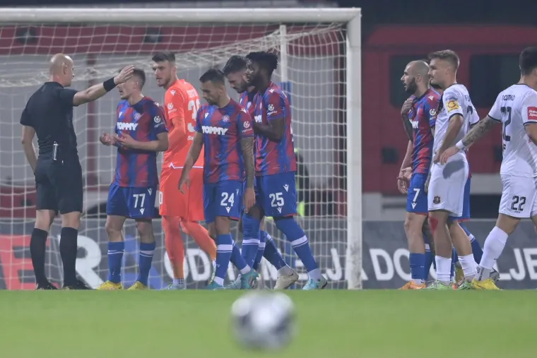 Prizor koji se rijetko viđa na hrvatskim terenima. Pogledajte &scaron;to su navijači radili Livaji dok je pucao penal