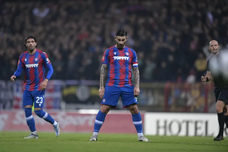 Prizor koji se rijetko viđa na hrvatskim terenima. Pogledajte &scaron;to su navijači radili Livaji dok je pucao penal