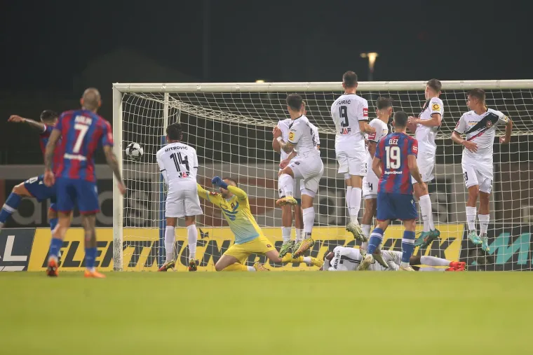 Prizor koji se rijetko viđa na hrvatskim terenima. Pogledajte &scaron;to su navijači radili Livaji dok je pucao penal