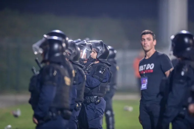 Nije moglo bez nereda. Pogledajte kako je policija privodila navijače nakon utakmice Hajduka i Gorice