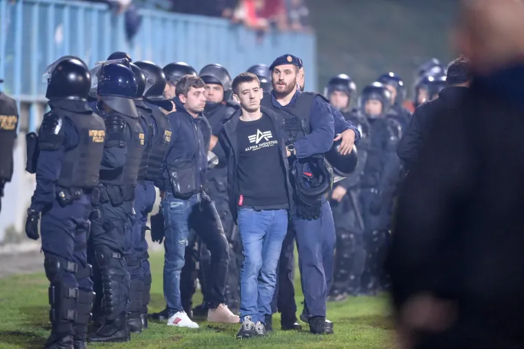 Nije moglo bez nereda. Pogledajte kako je policija privodila navijače nakon utakmice Hajduka i Gorice