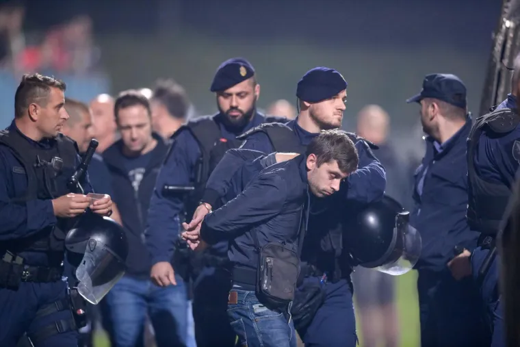 Nije moglo bez nereda. Pogledajte kako je policija privodila navijače nakon utakmice Hajduka i Gorice
