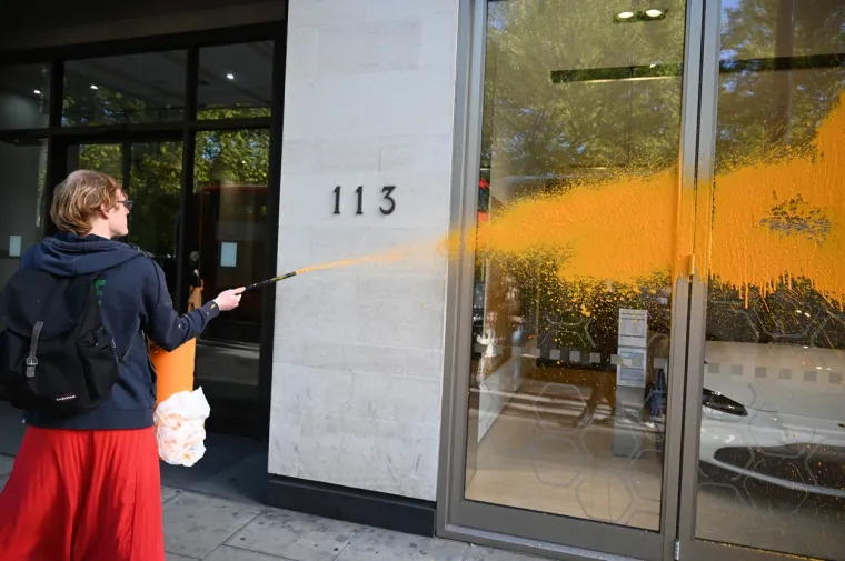 Aktivisti koji su juhom zalili Van Goghovu sliku bojom poprskali poslovnicu Aston Martina: Evo kako je to izgledalo