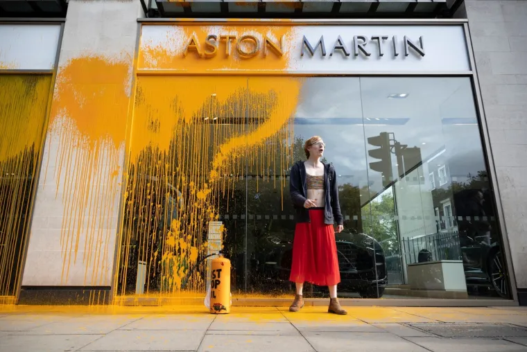 Aktivisti koji su juhom zalili Van Goghovu sliku bojom poprskali poslovnicu Aston Martina: Evo kako je to izgledalo