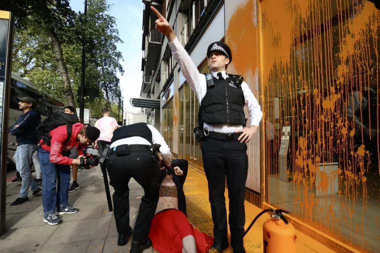 Aktivisti koji su juhom zalili Van Goghovu sliku bojom poprskali poslovnicu Aston Martina: Evo kako je to izgledalo