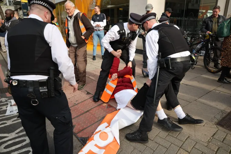 Aktivisti koji su juhom zalili Van Goghovu sliku bojom poprskali poslovnicu Aston Martina: Evo kako je to izgledalo