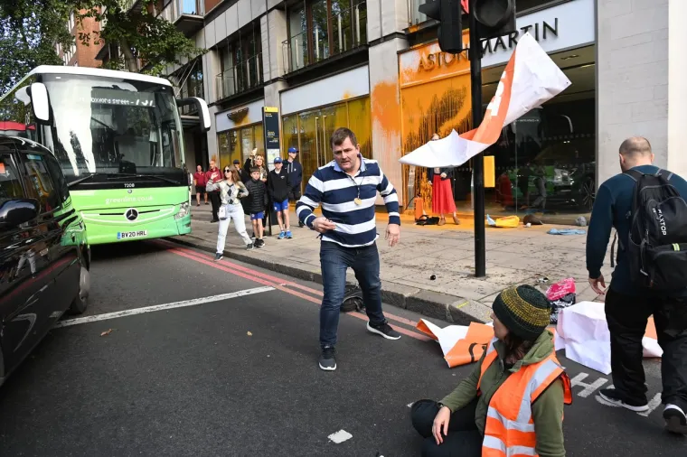 Aktivisti koji su juhom zalili Van Goghovu sliku bojom poprskali poslovnicu Aston Martina: Evo kako je to izgledalo