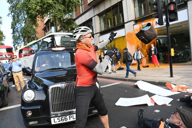Aktivisti koji su juhom zalili Van Goghovu sliku bojom poprskali poslovnicu Aston Martina: Evo kako je to izgledalo