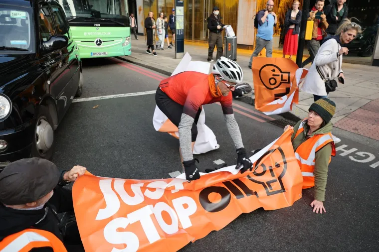 Aktivisti koji su juhom zalili Van Goghovu sliku bojom poprskali poslovnicu Aston Martina: Evo kako je to izgledalo