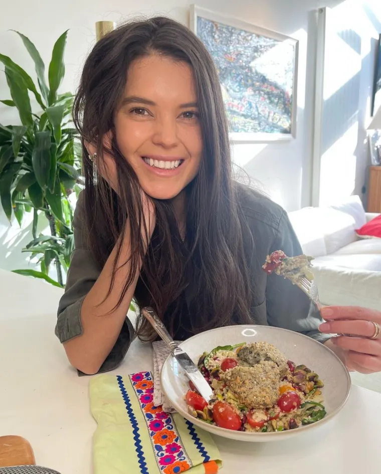 Harry i Markle su svoju vezu okrunili brakom u svibnju 2018., a Sarah je nastavila graditi svoju karijeru manekenke i nutricionistice.

